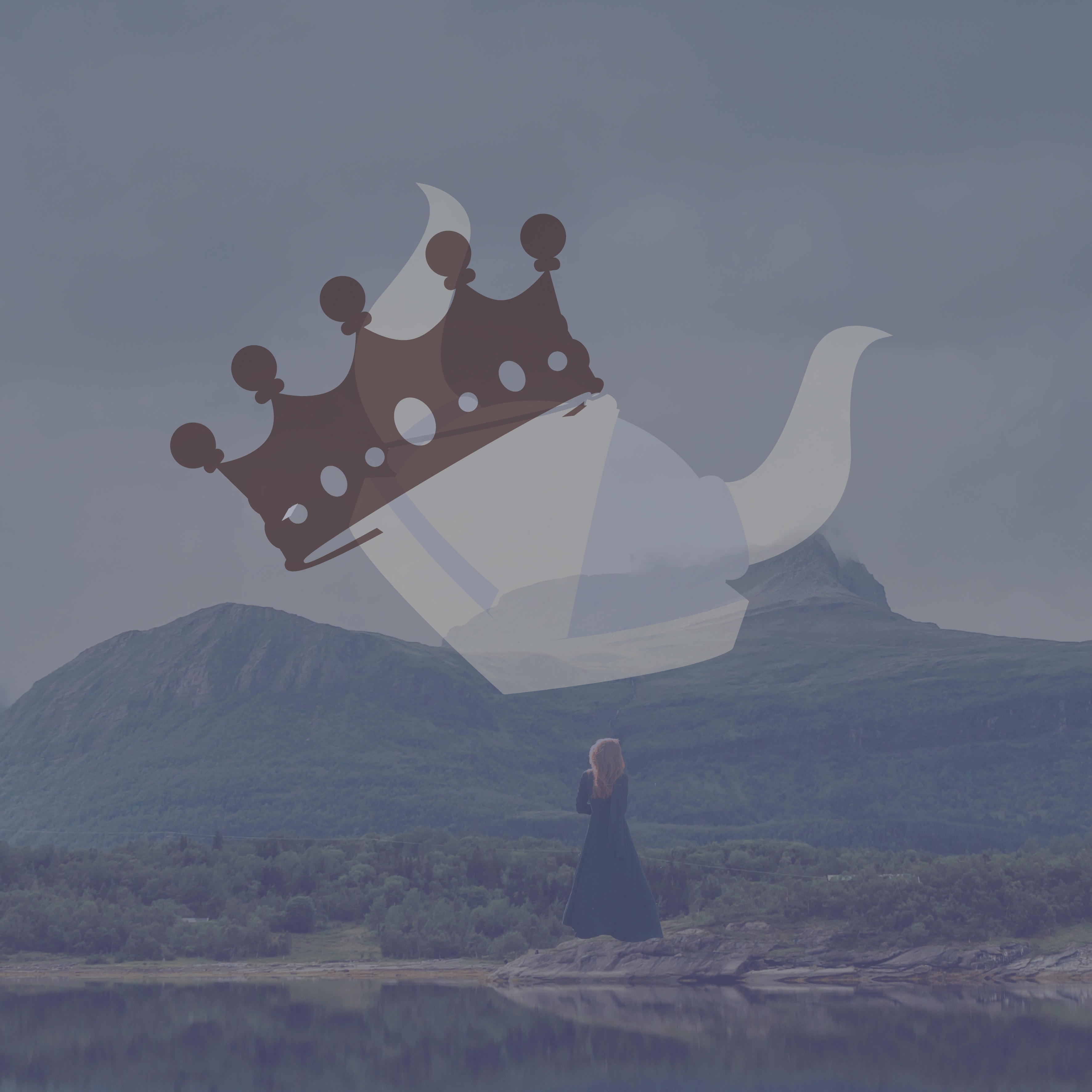 Fot noors landschap met vrouw op de rug, daarover een vikingshelm met een kroon over een van de hoorns