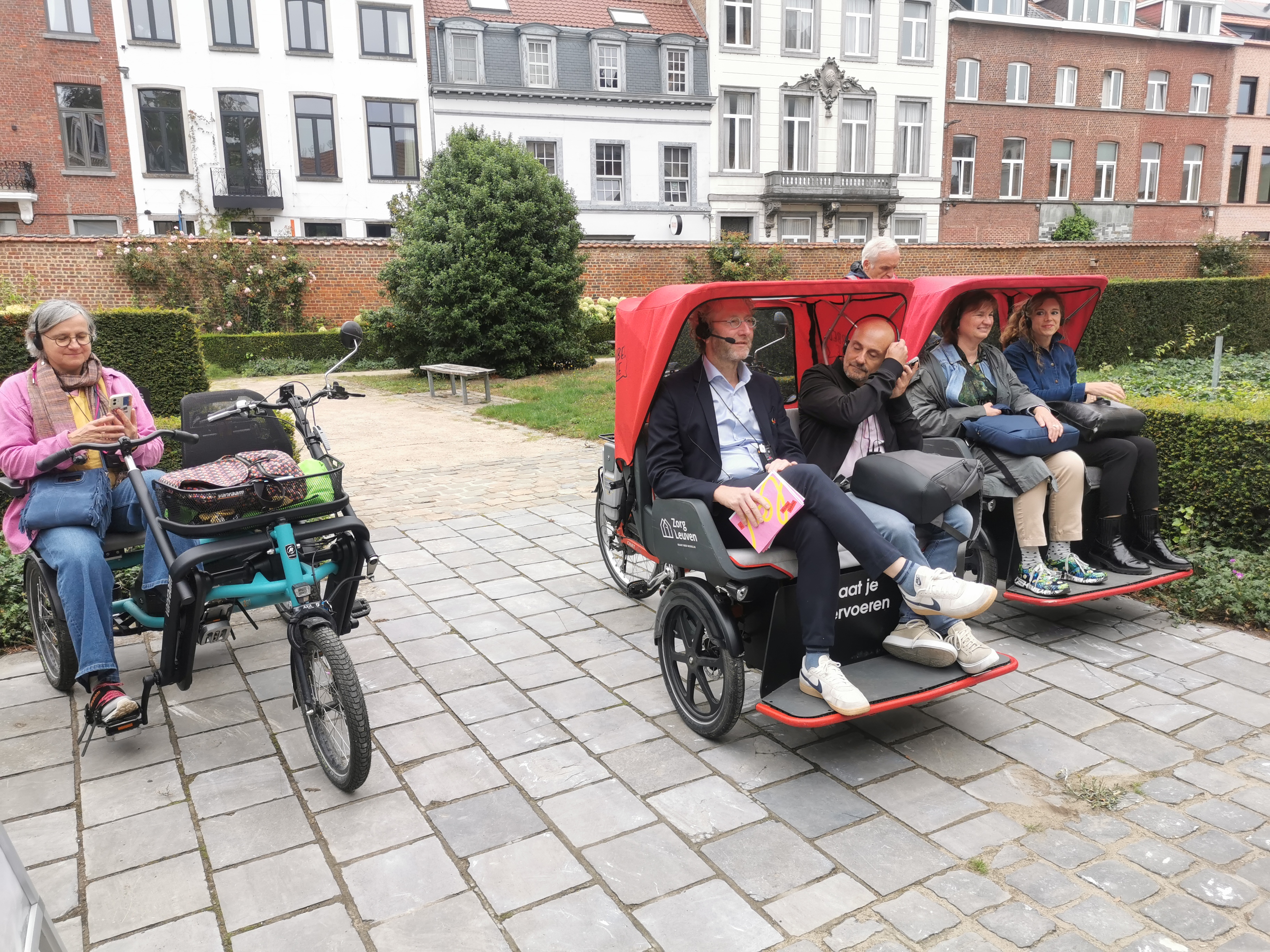 Tocht met riksja's en duofiets in Leuven