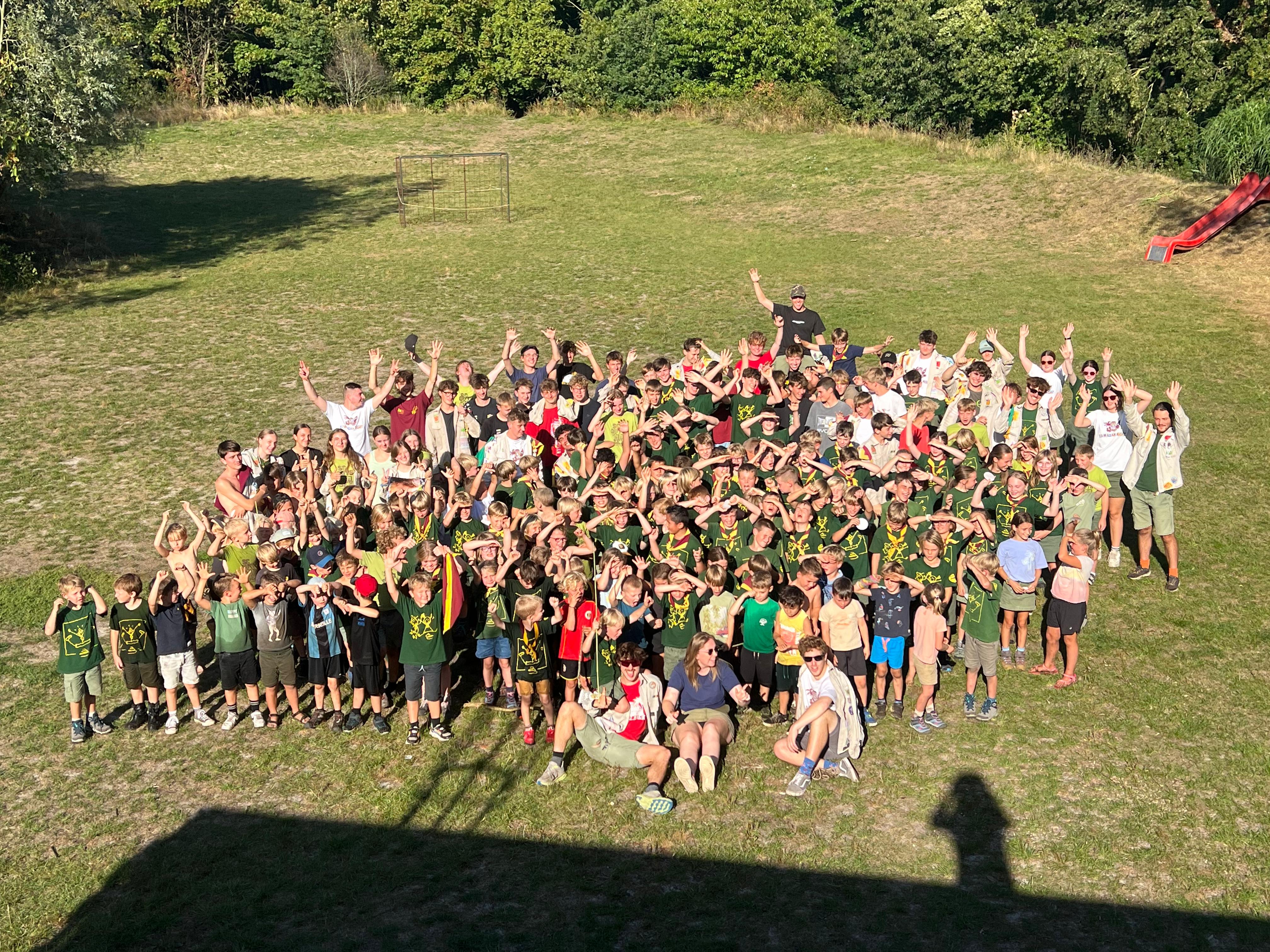 Groepsfoto van Scouts en Gidsen Retie!