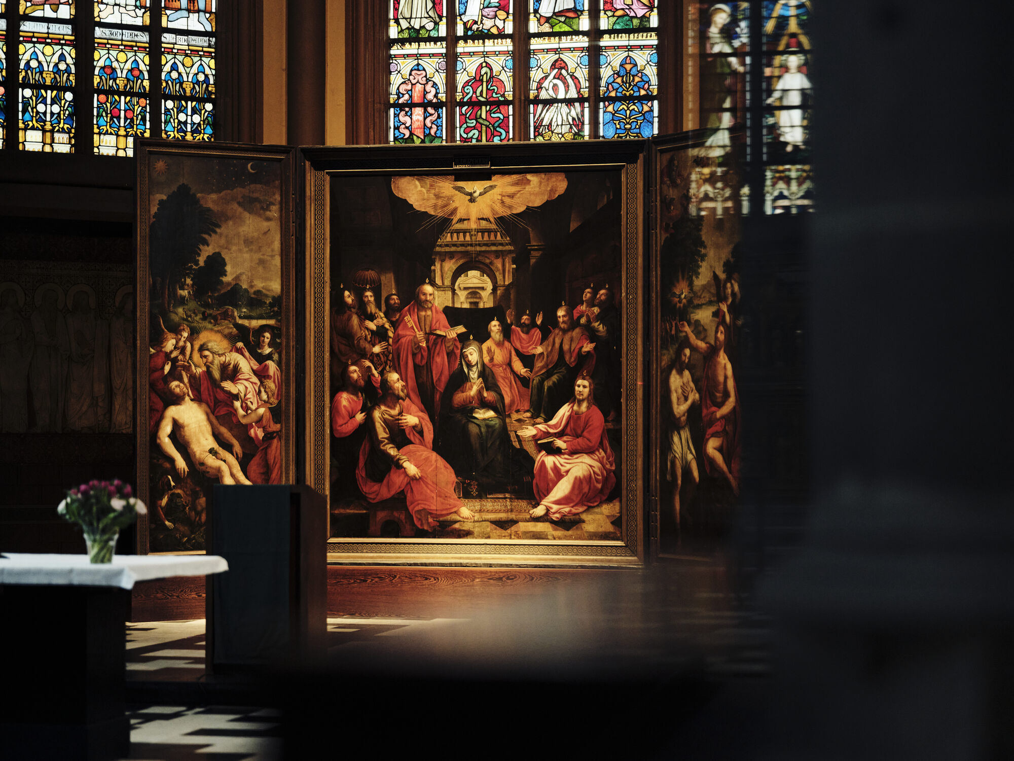 Vooraanzicht van de Triptiek van de Heilige Geest in de Sint-Maartenskerk