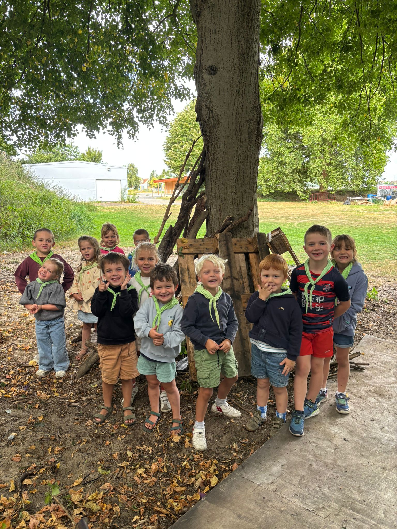 STAP MEE IN EEN BETOVEREND BOS VOL GEHEIMEN EN VERHALEN. TUSSEN DE BOMEN WONEN NIEUWSGIERIGE TROLLEN EN SPRANKELENDE ELFJES. SAMEN SLUIPEN WE DOOR HET BOS OP ZOEK NAAR TROLLEN EN LEREN WE TOVEREN MET EEN VLEUGJE ELFENSTOF. WE VERZINNEN ONZE EIGEN MAGISCHE AVONTUREN EN HALEN AF EN TOE ZELF EEN ECHTE TROLLENSTREEK UIT. AAN HET EINDE VAN DE WEEK ZIJN WE ECHTE BEWONERS VAN HET BETOVERDE BOS. 
