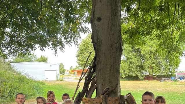 STAP MEE IN EEN BETOVEREND BOS VOL GEHEIMEN EN VERHALEN. TUSSEN DE BOMEN WONEN NIEUWSGIERIGE TROLLEN EN SPRANKELENDE ELFJES. SAMEN SLUIPEN WE DOOR HET BOS OP ZOEK NAAR TROLLEN EN LEREN WE TOVEREN MET EEN VLEUGJE ELFENSTOF. WE VERZINNEN ONZE EIGEN MAGISCHE AVONTUREN EN HALEN AF EN TOE ZELF EEN ECHTE TROLLENSTREEK UIT. AAN HET EINDE VAN DE WEEK ZIJN WE ECHTE BEWONERS VAN HET BETOVERDE BOS.