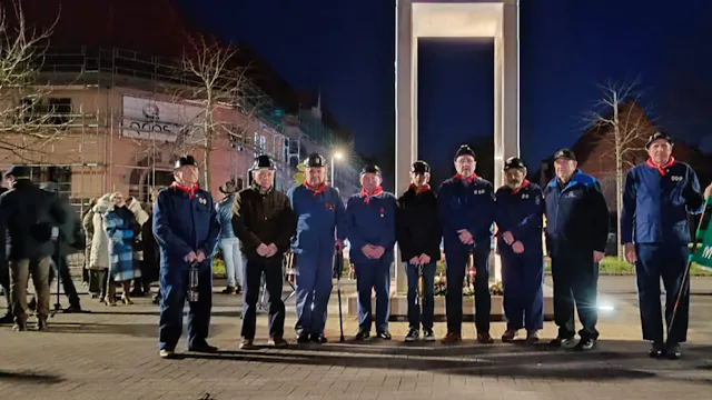 Enkele ex-mijnwerkers voor het monument van de verongelukte mijnwerkers.