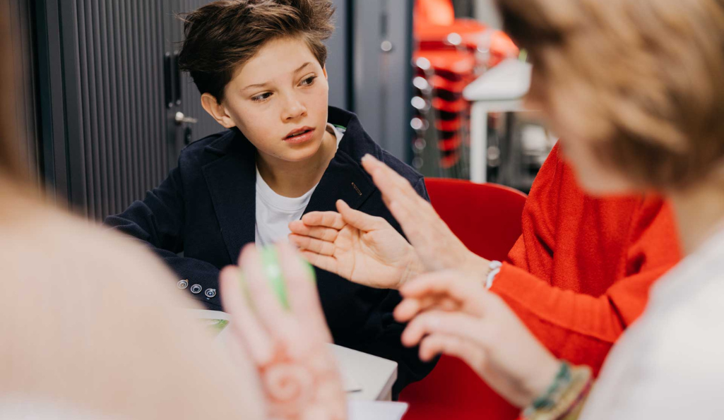 kind aan tafel met vrouw