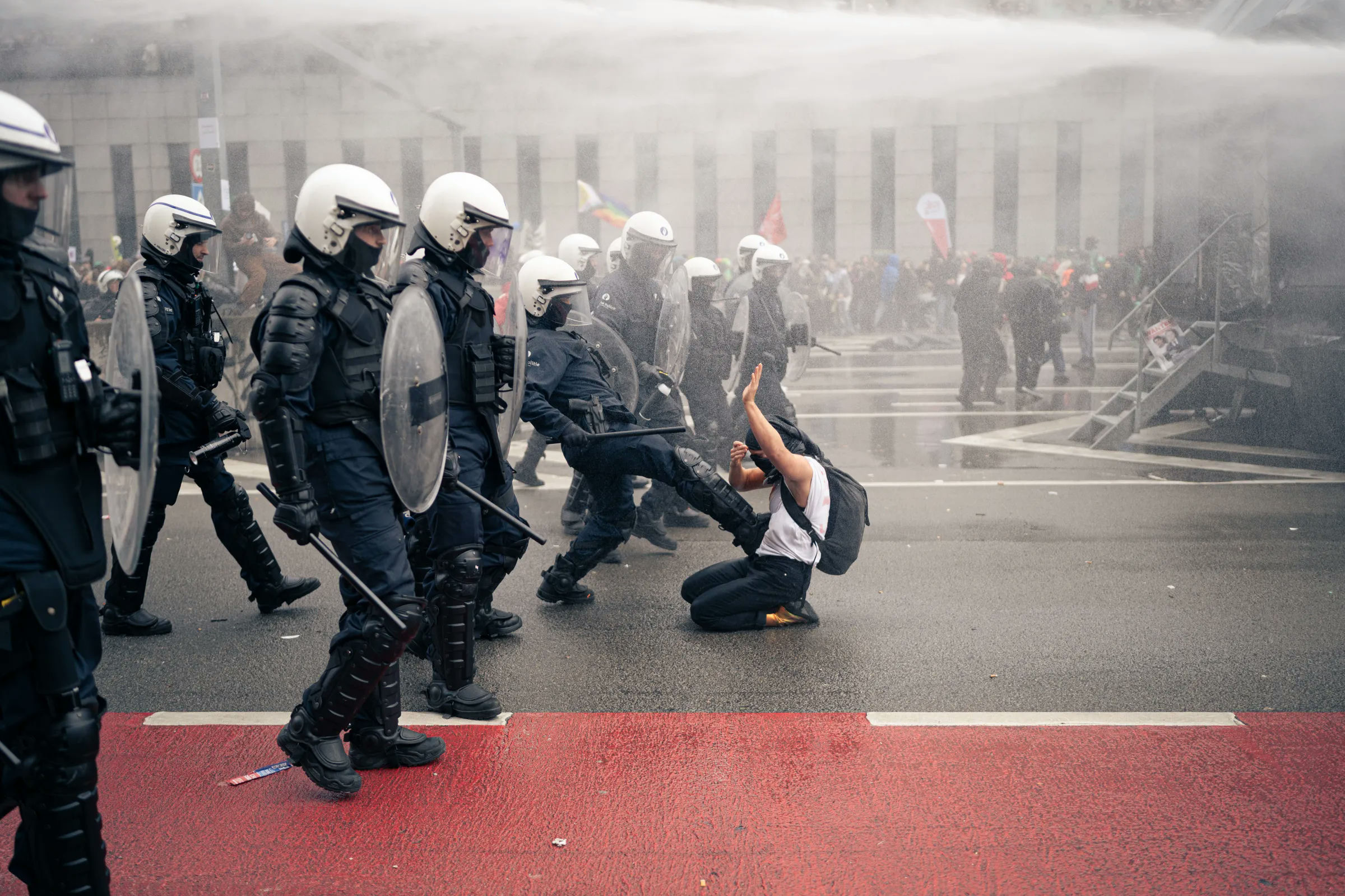 "Jamais vraiment à l'abri" -Arnaud Ghys et "Douce violence" -Brieuc Van Elst