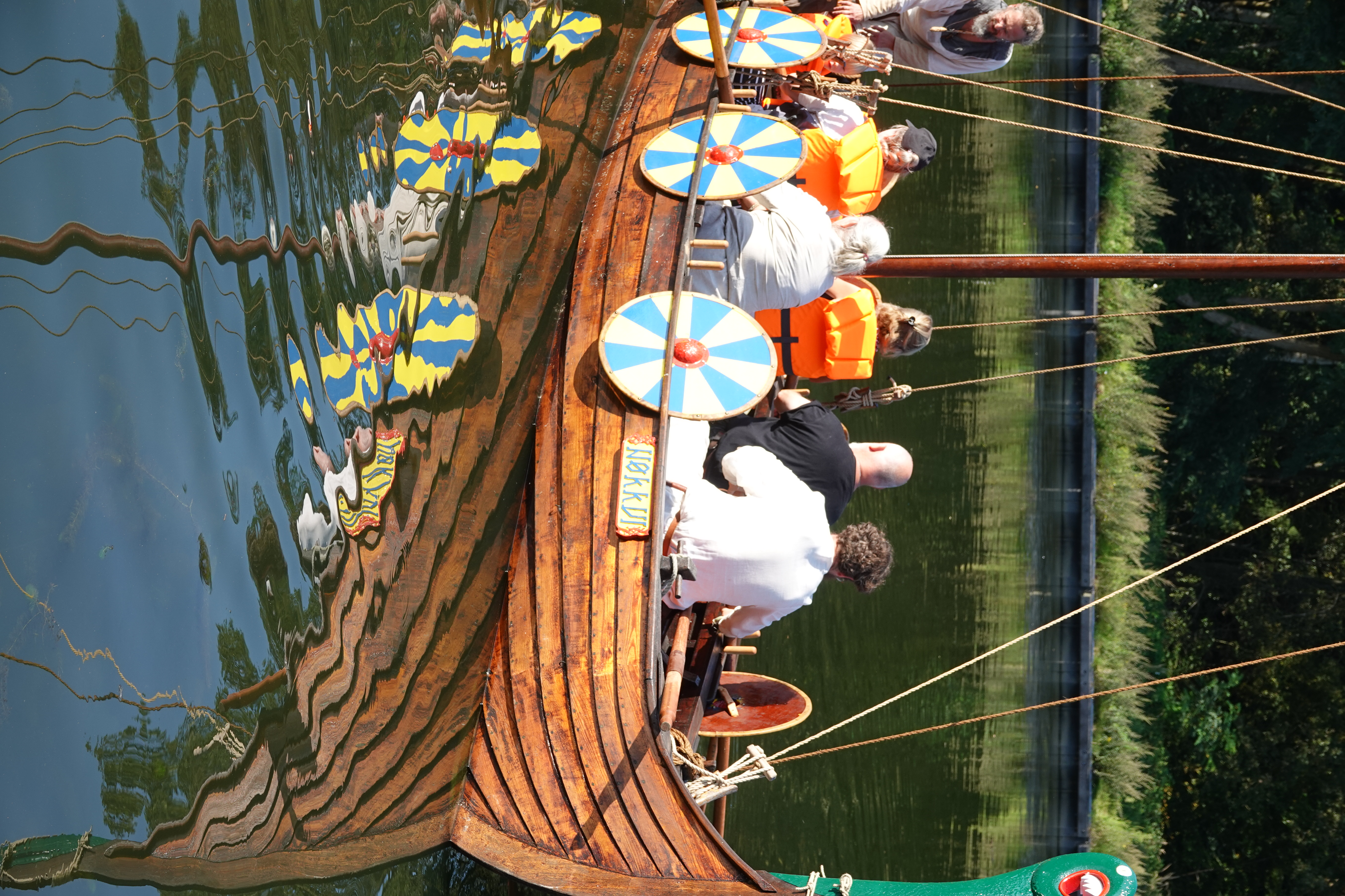 Vikingschip Nøkkvi op het water