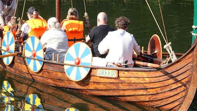 Vikingschip Nøkkvi op het water