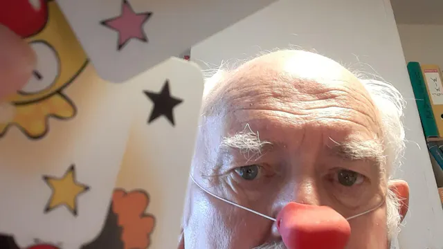 Spreker Herman Cole draagt een clownsneus