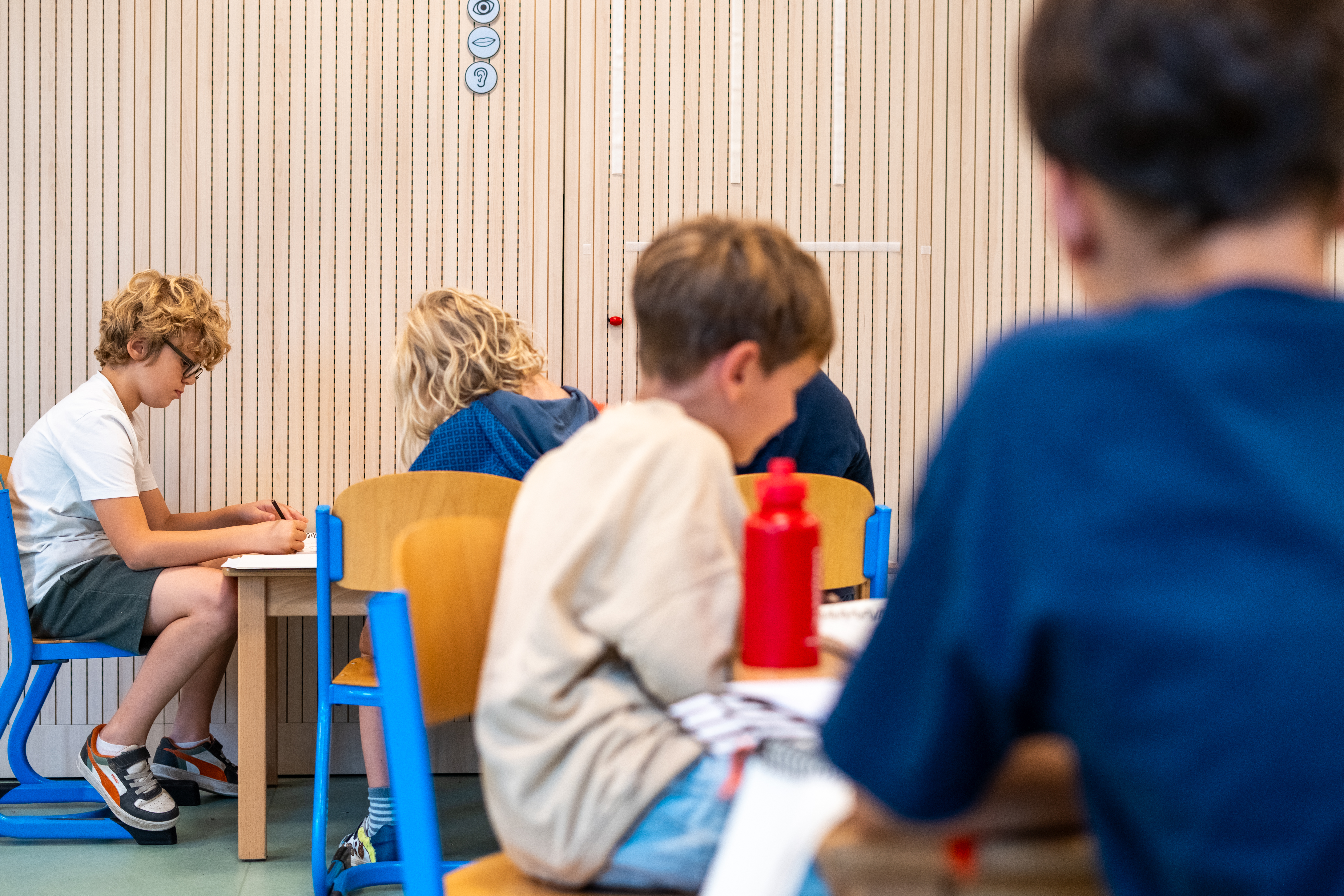 Kinderen die knutselen