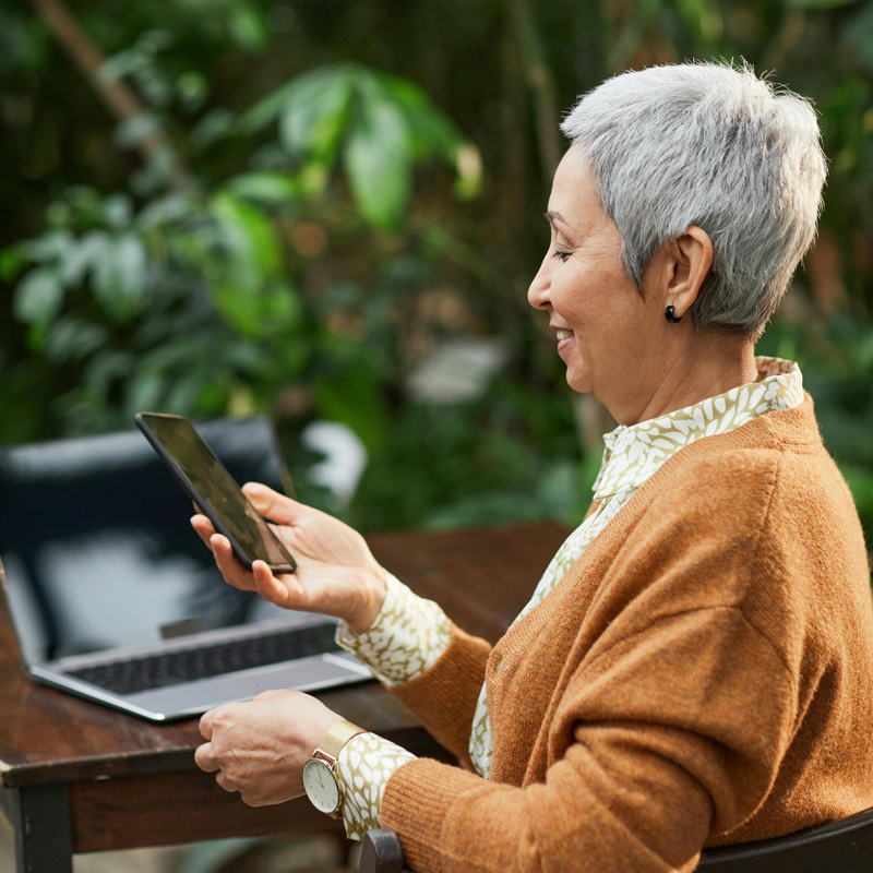 vrouw met smartphone
