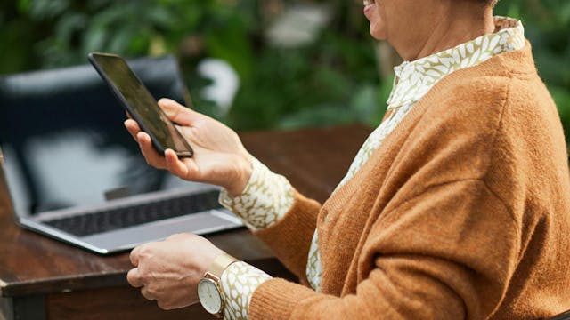 vrouw met smartphone