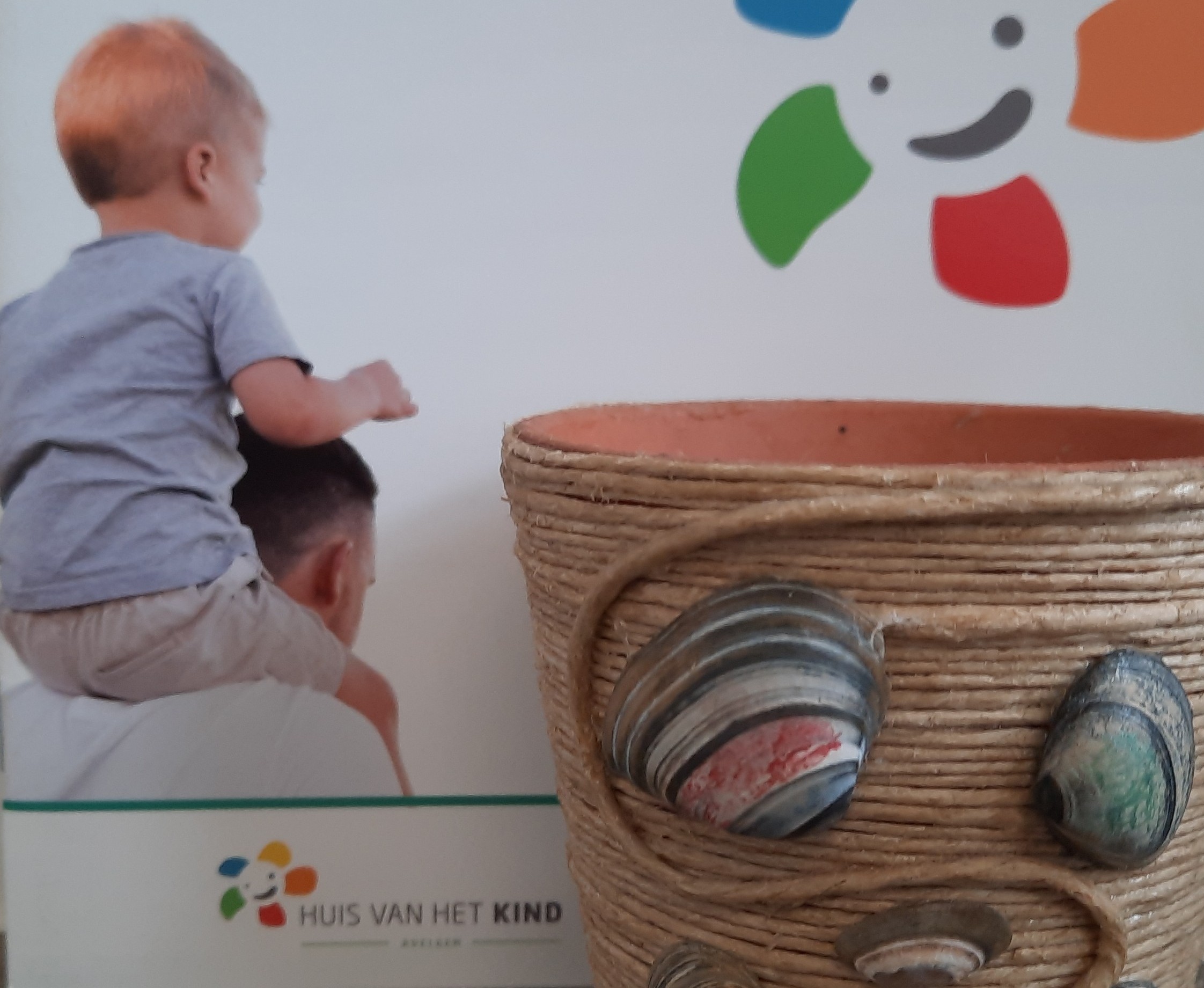 Wil je met je kind een bloempot creatief versieren en er zelf bloemetjes in zaaien? Om deze dan te geven aan iemand die je graag ziet? Toppie. Kom naar Huis van het Kind. Bij mooi weer zitten we buiten. Breng als je kan een oude terracottapot mee. 