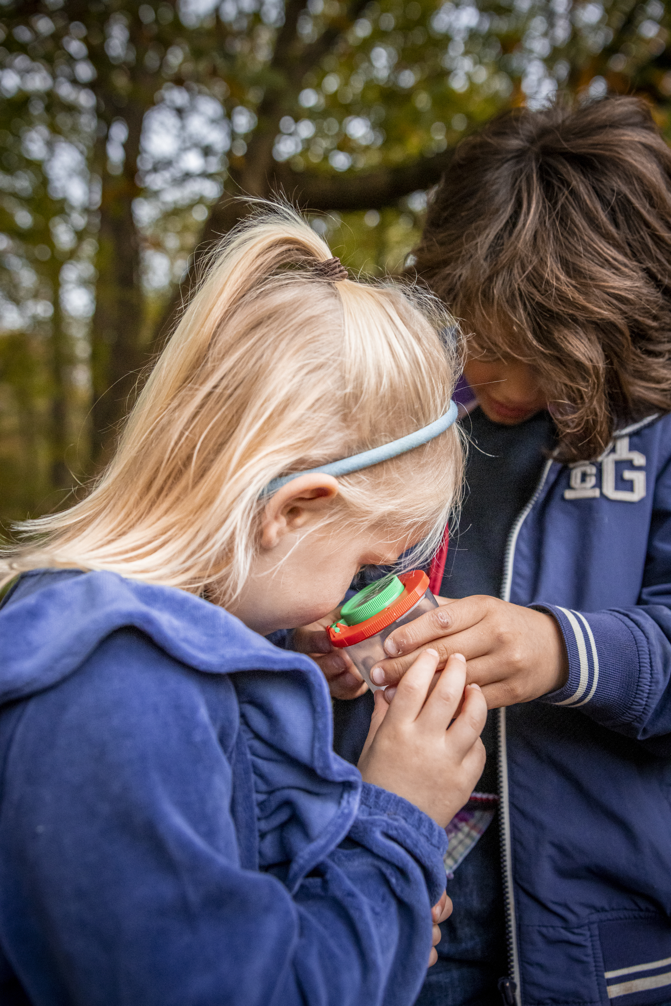 kind kijkt in potjesloep