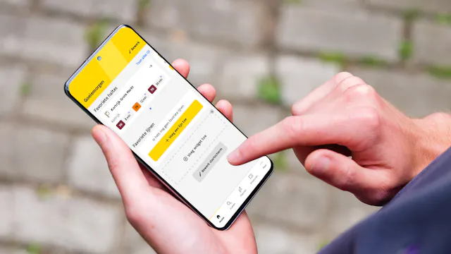Persoon die in de app van De Lijn de favoriete lijnen en haltes aanpast