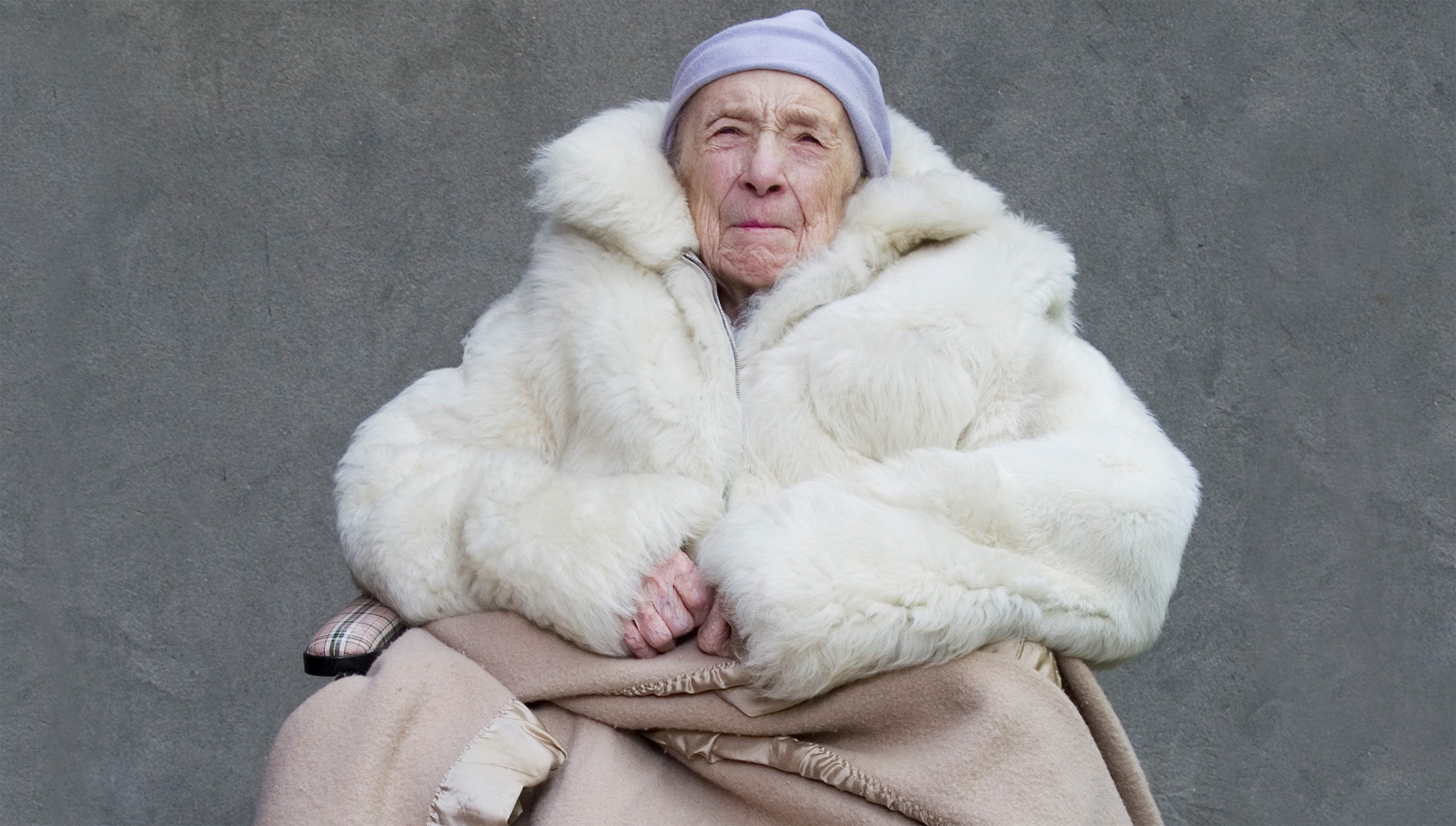 Louise Bourgeois in haar huis op 20th Street, New York, in haar mantel van Helmut Lang, 2009