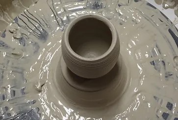 gedraaide pot op de draaischijf