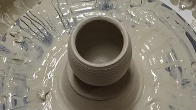 gedraaide pot op de draaischijf