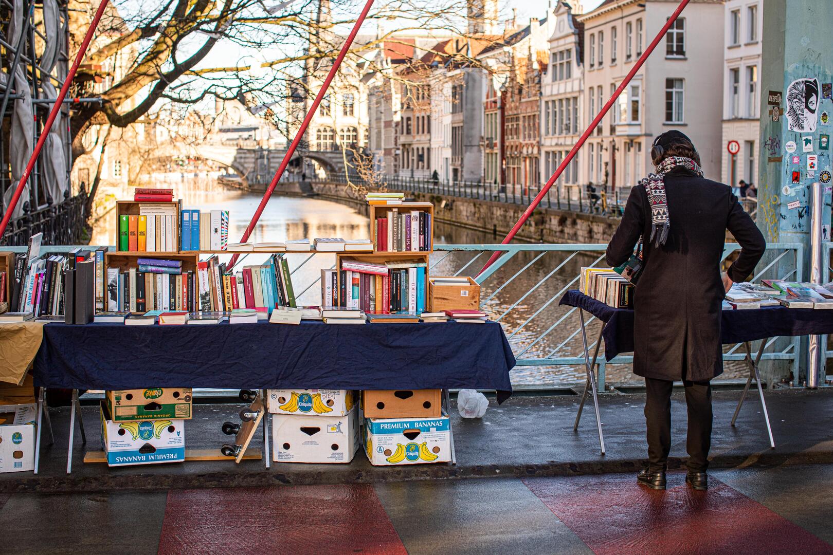 Boekenkraampjes langs het water