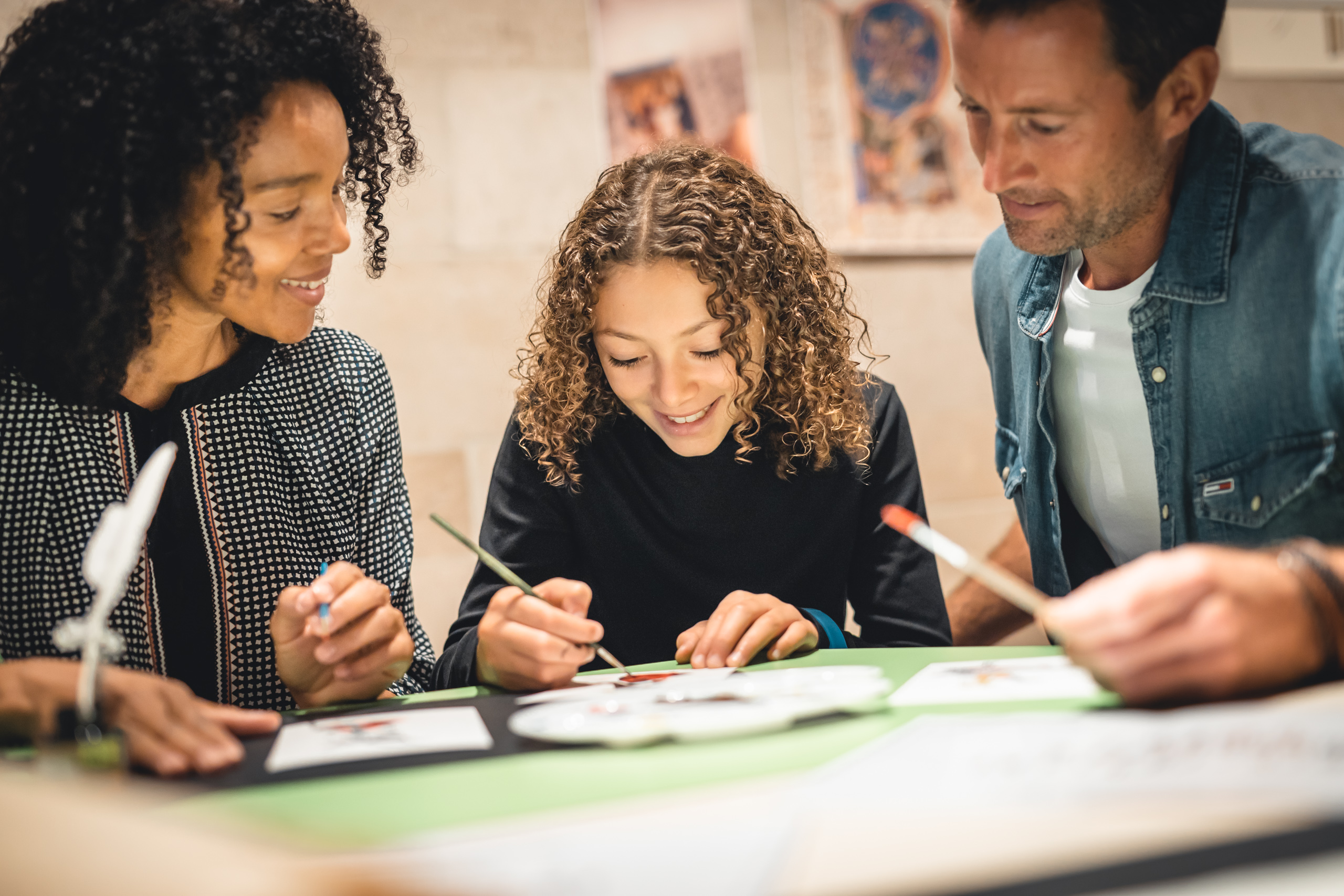 Familie aan de slag tijdens een open atelier in het KBR museum