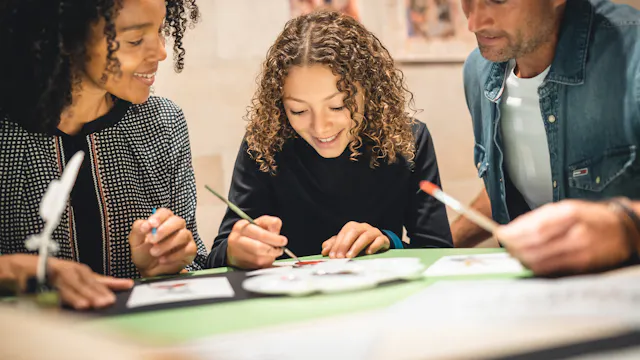 Familie aan de slag tijdens een open atelier in het KBR museum