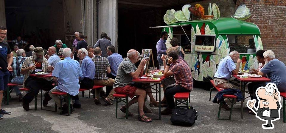 Bar Richard brengt mensen bij elkaar.