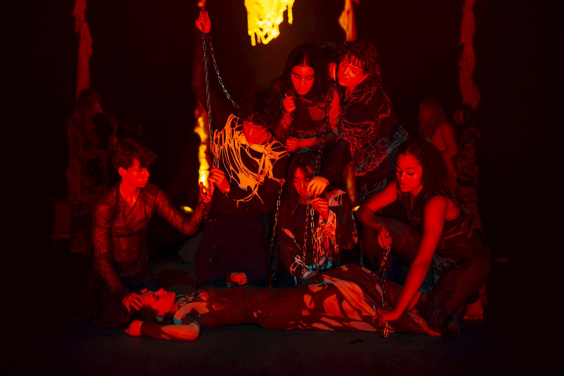 COM foto OUT OF HANDS MICHIEL VANDEVELDE - FABULEUS dans web © Illias Teirlinck