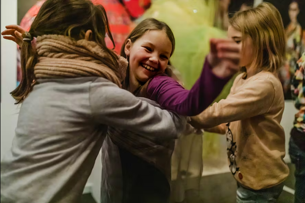 Lagere schoolkinderen tijdens een rondleiding in Modemuseum Hasselt