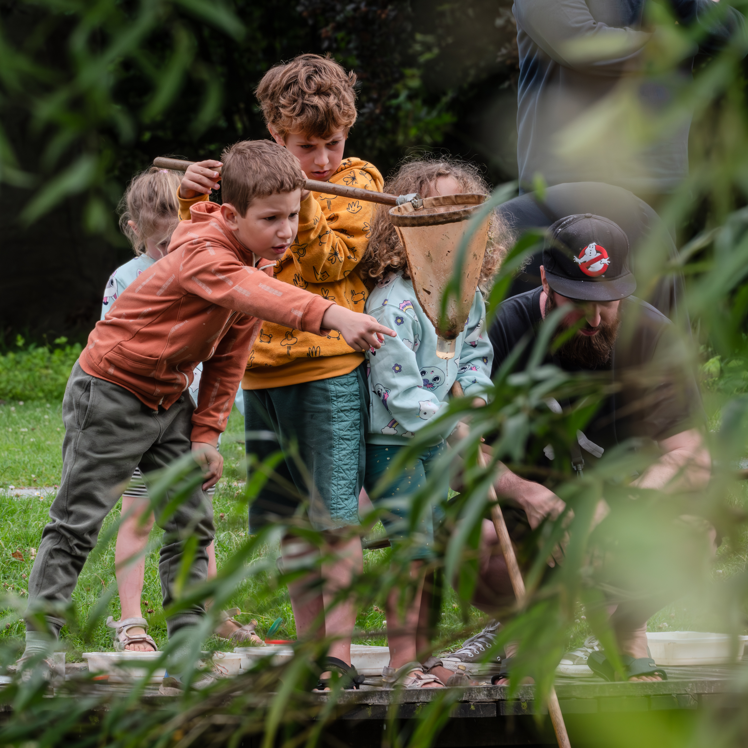 Kinderen spelen en zoeken in het Vrijbroekpark