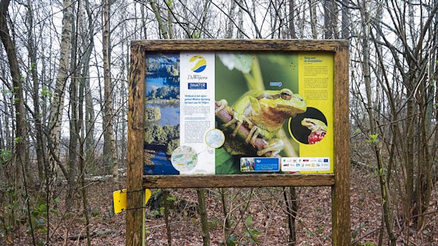 Foto van bord met de dieren die in deze omgeving leven