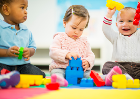 kleuters spelen met blokken