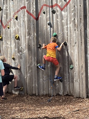 WAT ALS ALLES MOGELIJK IS? DEZE WEEK DROMEN WE GROOT, PROBEREN WE NIEUWE DINGEN EN ONTDEKKEN WE WAT WE ÉCHT DURVEN. WE SPRINGEN, BOUWEN, KNUTSELEN EN BEDENKEN ONZE EIGEN UITDAGINGEN. SOMS EEN BEETJE SPANNEND, MAAR ALTIJD LEUK! SAMEN VERLEGGEN WE GRENZEN EN LATEN WE ZIEN WAT WE KUNNEN. DROMEN WORDEN PAS ECHT ALS JE ZE DURFT TE DOEN! 
