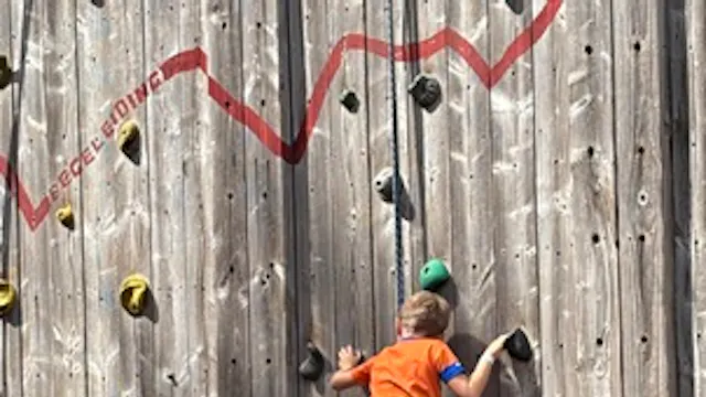 WAT ALS ALLES MOGELIJK IS? DEZE WEEK DROMEN WE GROOT, PROBEREN WE NIEUWE DINGEN EN ONTDEKKEN WE WAT WE ÉCHT DURVEN. WE SPRINGEN, BOUWEN, KNUTSELEN EN BEDENKEN ONZE EIGEN UITDAGINGEN. SOMS EEN BEETJE SPANNEND, MAAR ALTIJD LEUK! SAMEN VERLEGGEN WE GRENZEN EN LATEN WE ZIEN WAT WE KUNNEN. DROMEN WORDEN PAS ECHT ALS JE ZE DURFT TE DOEN!