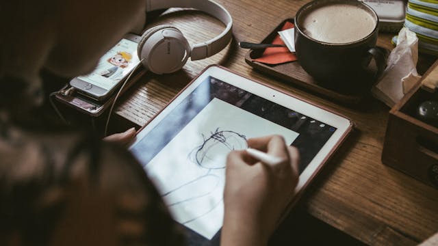 hand tekent op een tablet