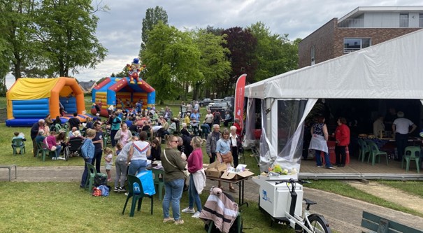 Feesttent -inschrijvingen wandelen en fietsen- springkastelenfestival