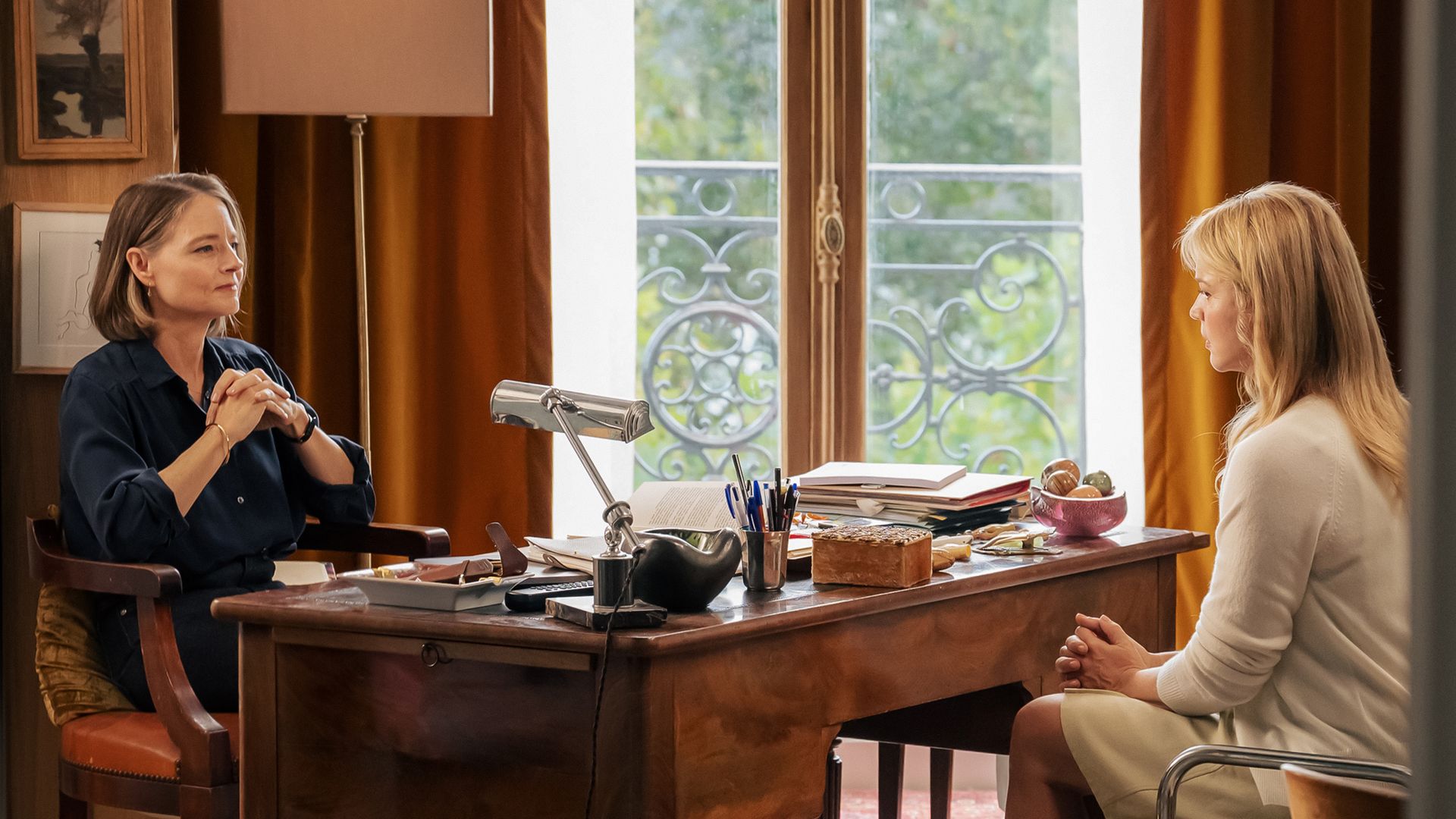 Jodie Foster, als Lilian, praat met iemand op café.