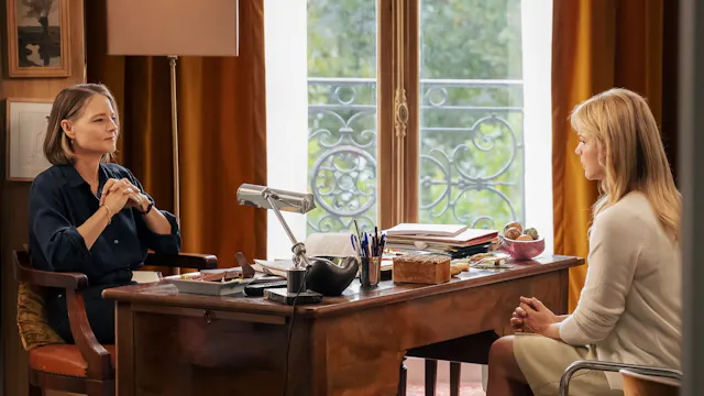 Jodie Foster, als Lilian, praat met iemand op café.