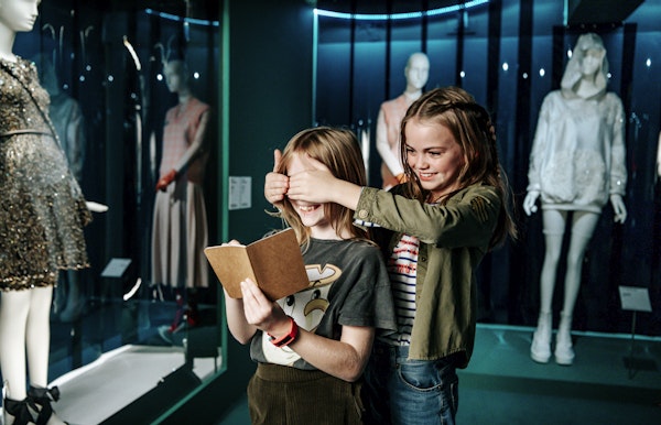 Kinderen volgen het kinderparcours in Modemuseum Hasselt