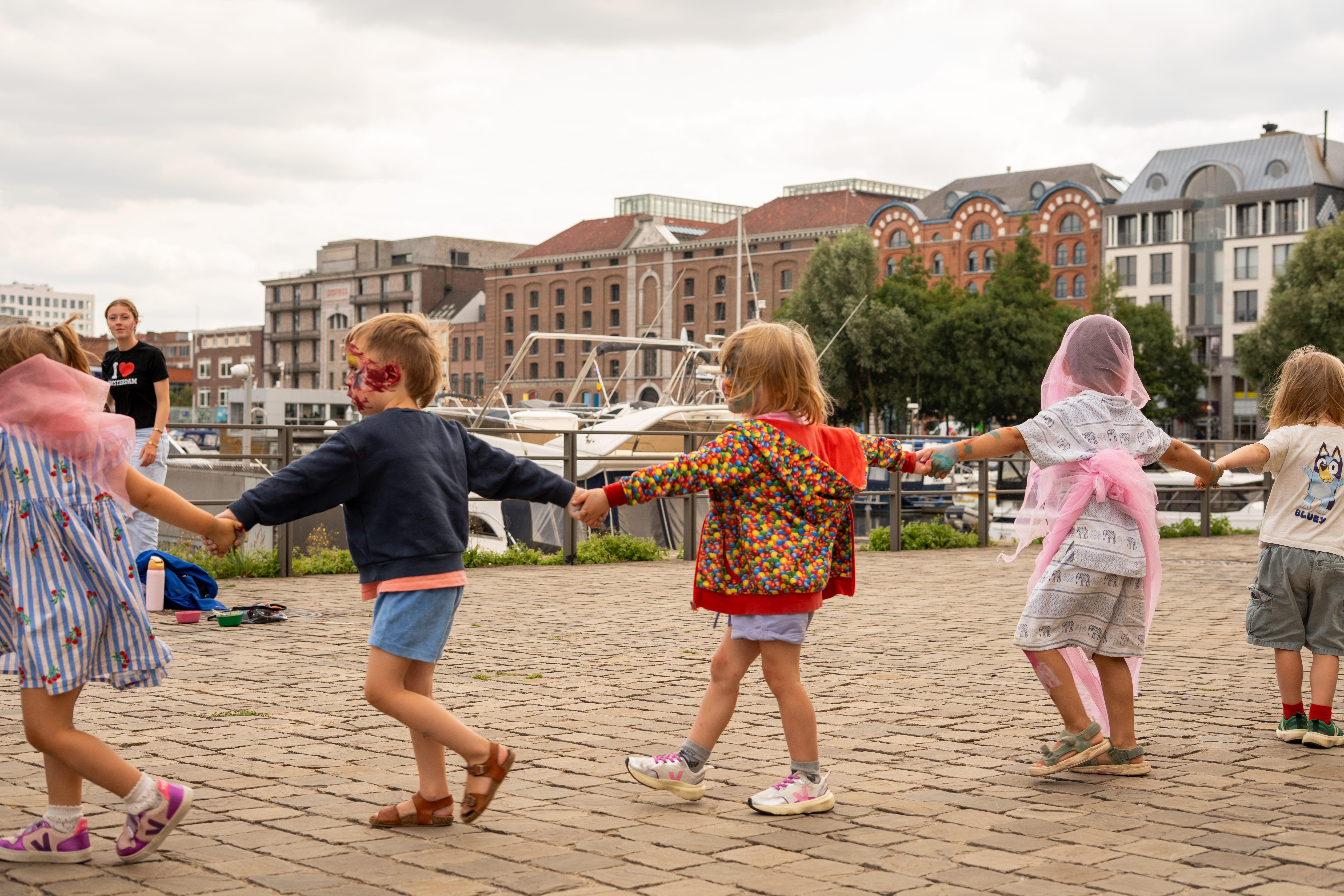 Kindjes die handen vasthouden