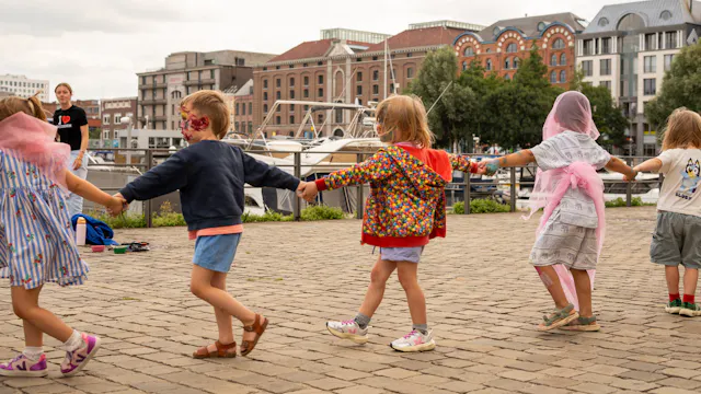 Kindjes die handen vasthouden