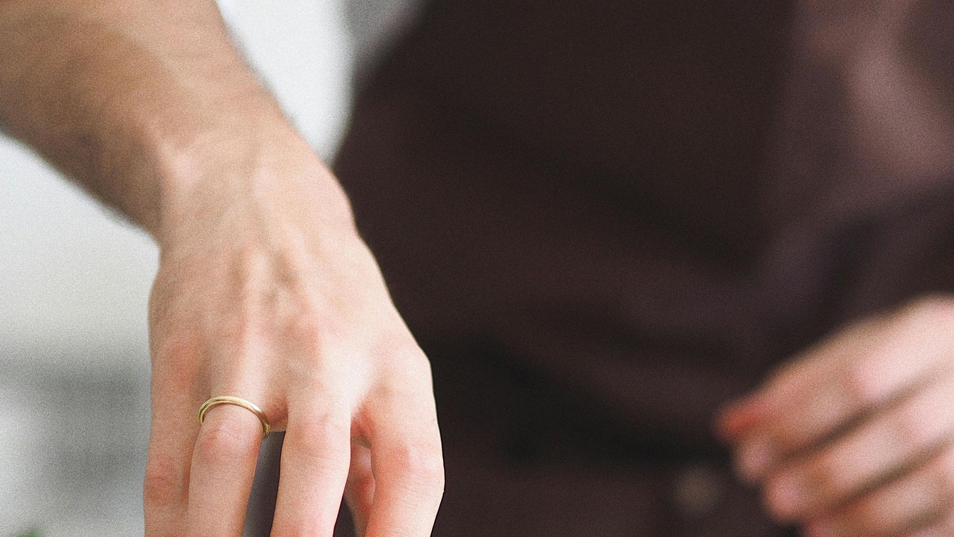 2 bokalen gevuld met gefermenteerde groenten.