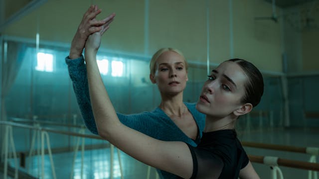 Twee ballerina's oefenen samen in een dansstudio met spiegels.