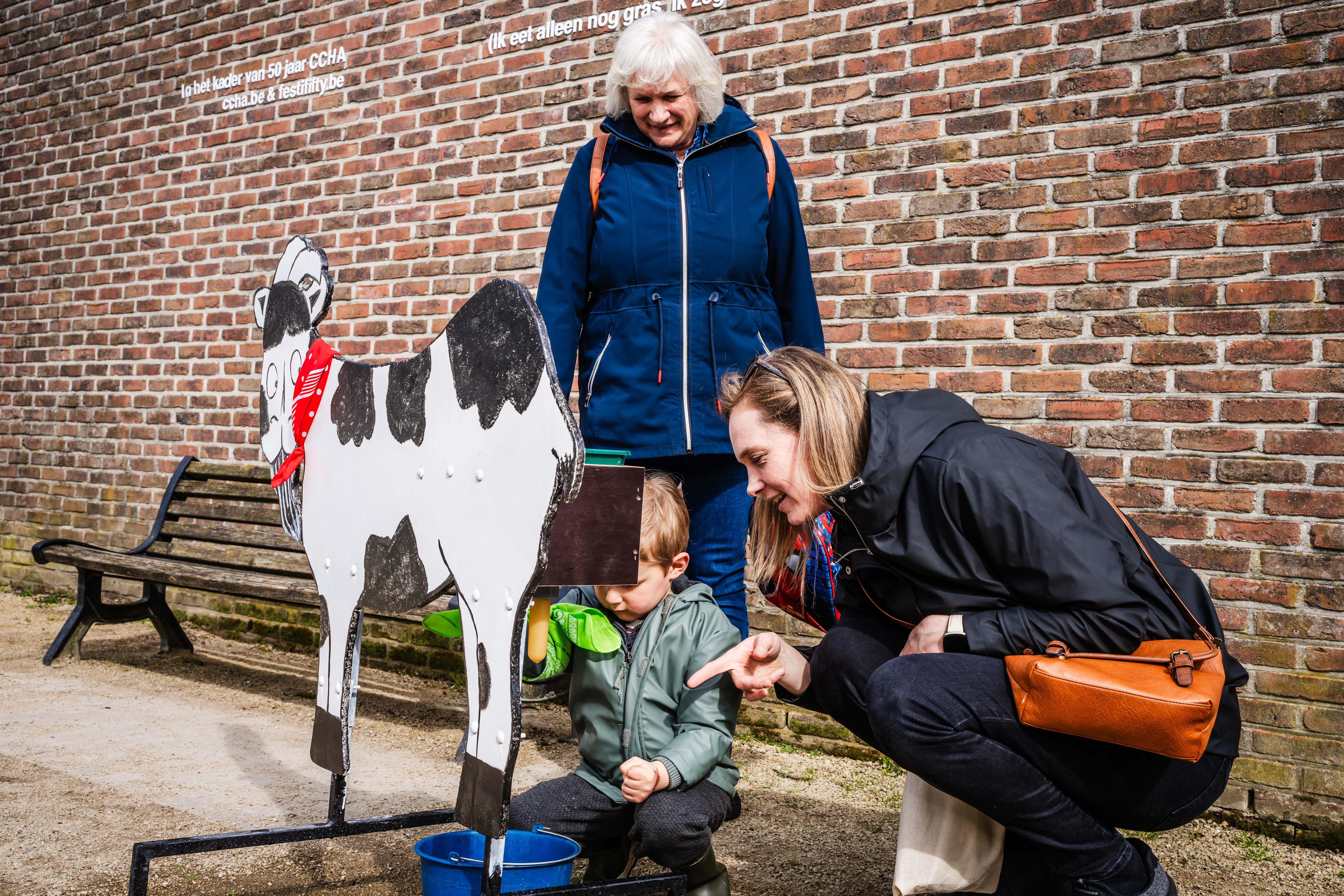 spel kind melkt een koe