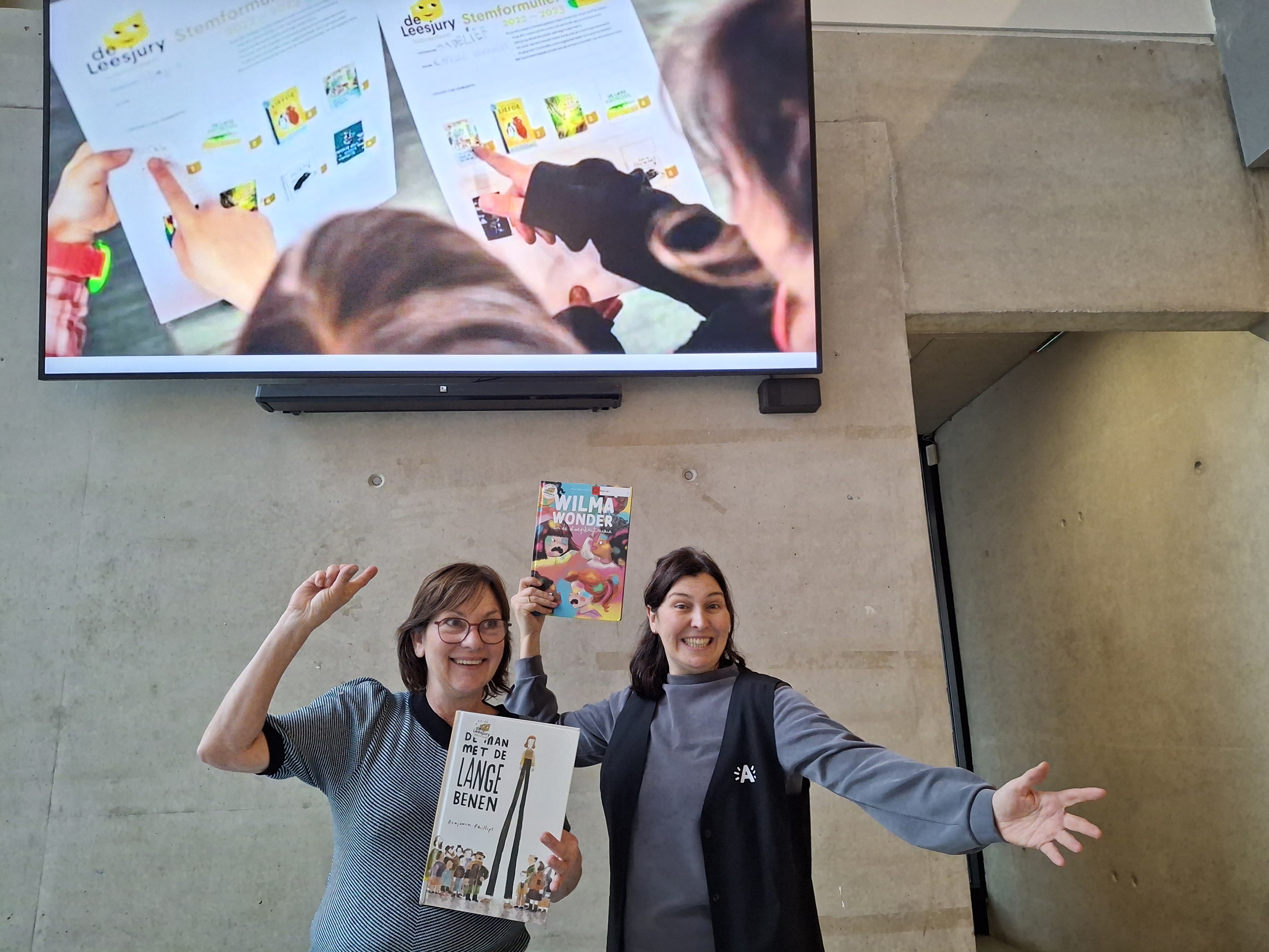 Bibmedewerkers met boeken en voorleescinema