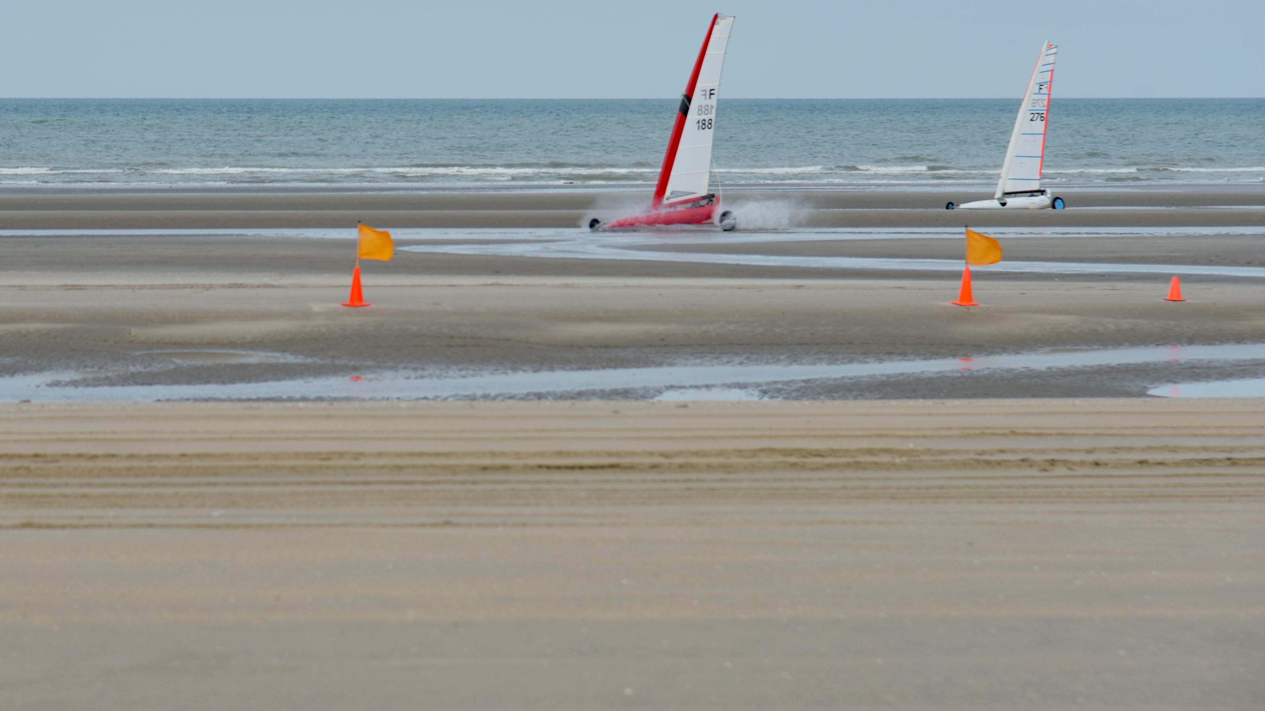Racen op het brede strand
