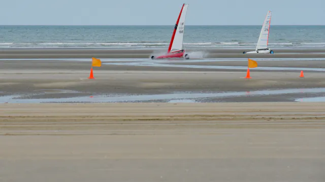 Racen op het brede strand