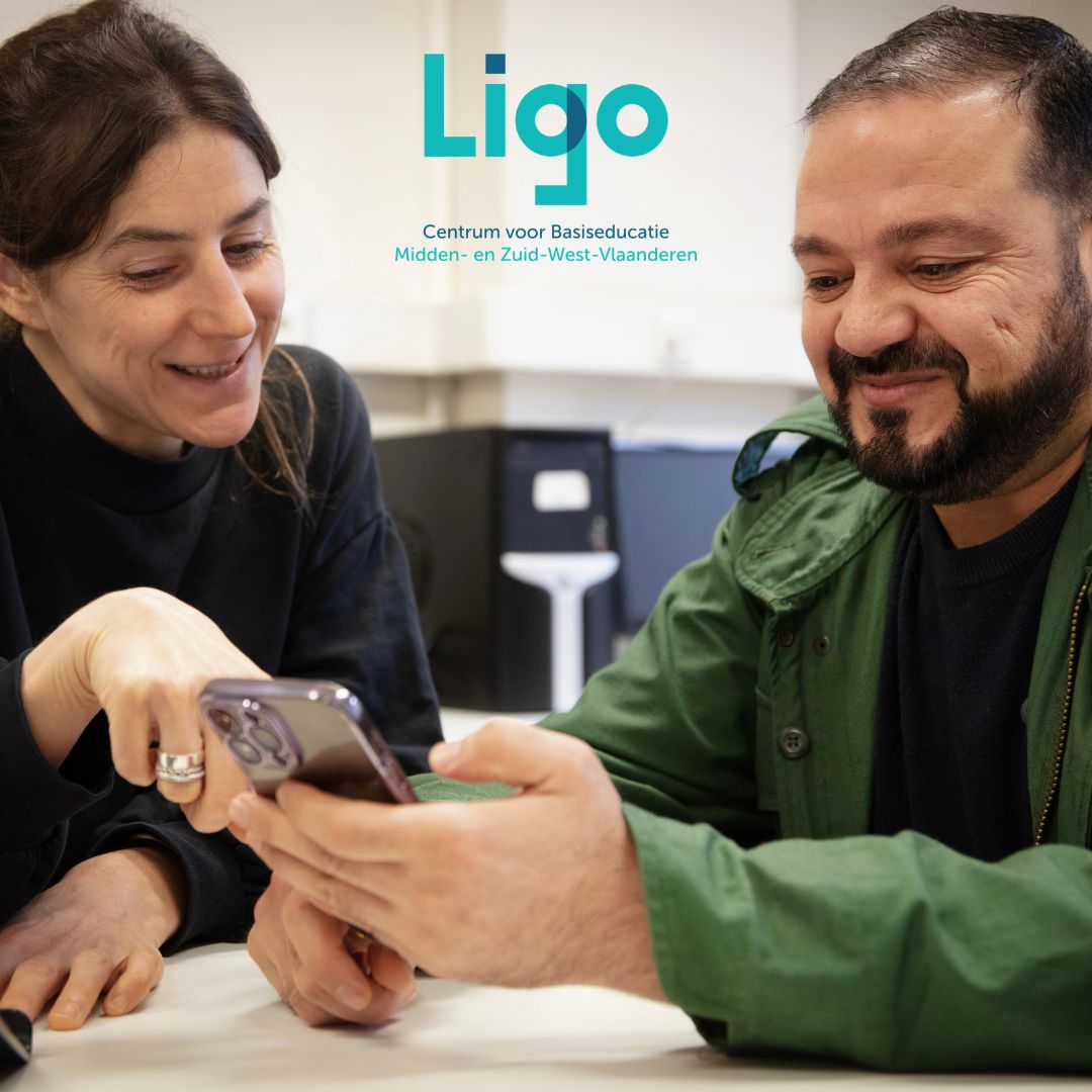 Man leert werken op smartphone