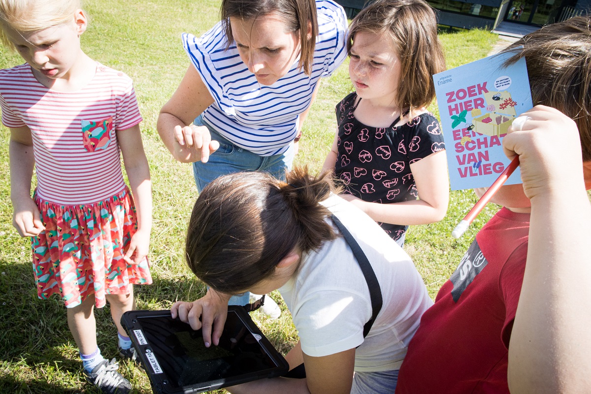 Schatten van Vlieg op de Erfgoedsite Ename - Erfgoedcentrum