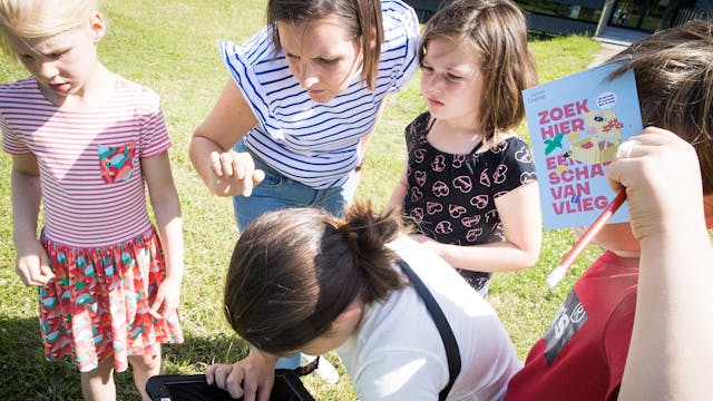 Schatten van Vlieg op de Erfgoedsite Ename - Erfgoedcentrum