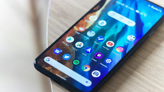 Android-smartphone waarvan het beginscherm met app-icoontjes zichtbaar is