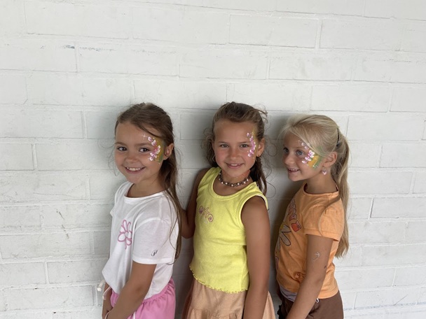 WE ROLLEN DE RODE LOPER ALVAST UIT VOOR JULLIE, WANT DEZE WEEK DRAAIT ALLES ROND 'GLITTER AND GLAMOUR'. WE TOVEREN ONZE GLITTERS TEVOORSCHIJN EN GEVEN ALLES EEN SCHITTEREND LAAGJE. DE DIAMANTEN LIGGEN AL KLAAR OM DE MOOISTE ACCESSOIRES TE MAKEN EN DE DISCOBOL HANGT AL TE DRAAIEN. SAMEN MAKEN WE VAN ELKE DAG EEN FEEST VOL SPRANKELS, MUZIEK EN LACHENDE GEZICHTEN.